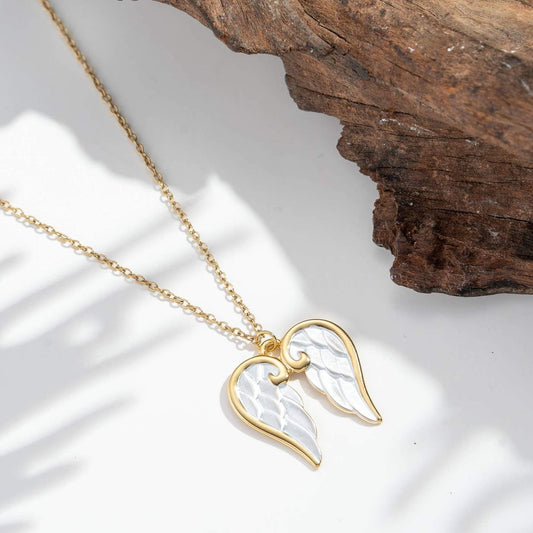 Änglavingar halsband i stål med pärlemorhjärta och himmelsk symbolik