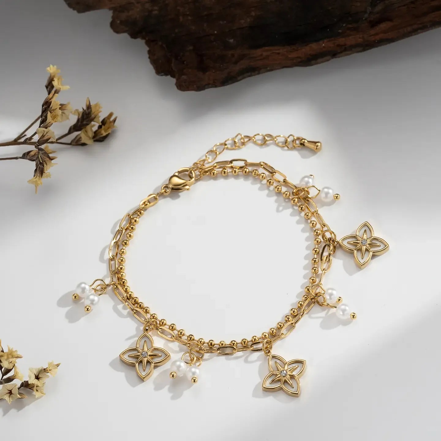 Gyllene Armband med Pärlblommor - Bohemisk Charm
