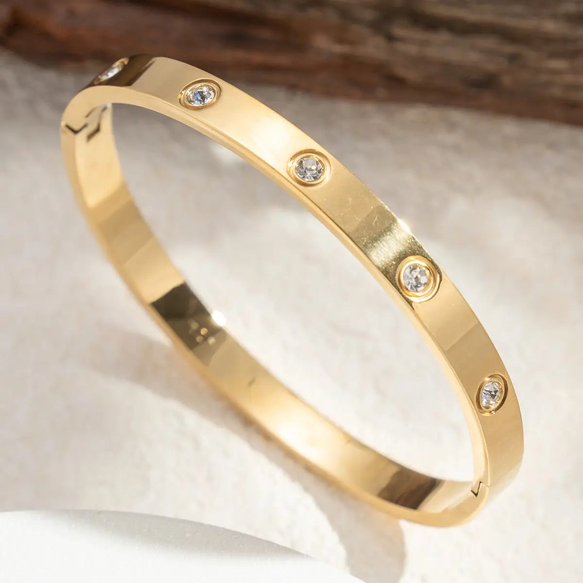 Guldfärgat armband i rostfritt stål med klara kristaller