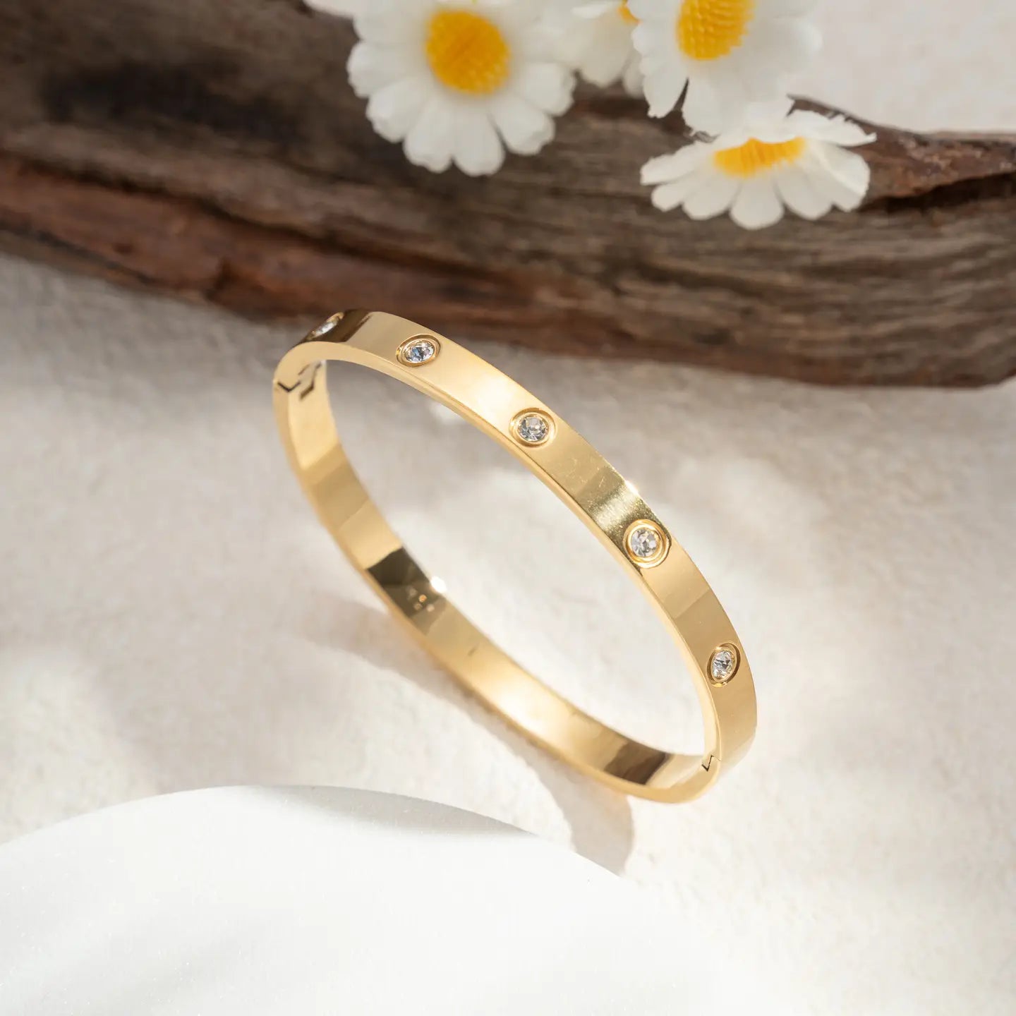 Guldfärgat armband i rostfritt stål med klara kristaller