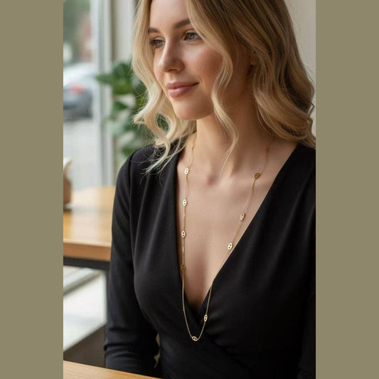 Guldfärgad lång halsband i rostfritt stål med stiliserat ovalt motiv