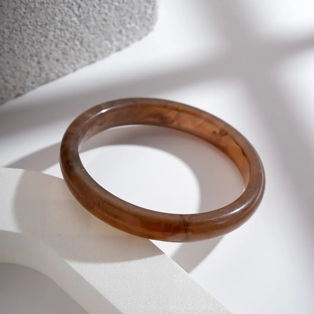 Tunn Hartsring Marmoreffekt — Chic Lätt Armband att mixa: Brun